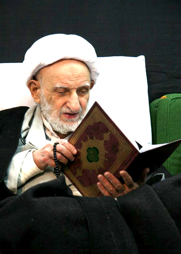 عکس قرآن خواندن آیت الله بهجت