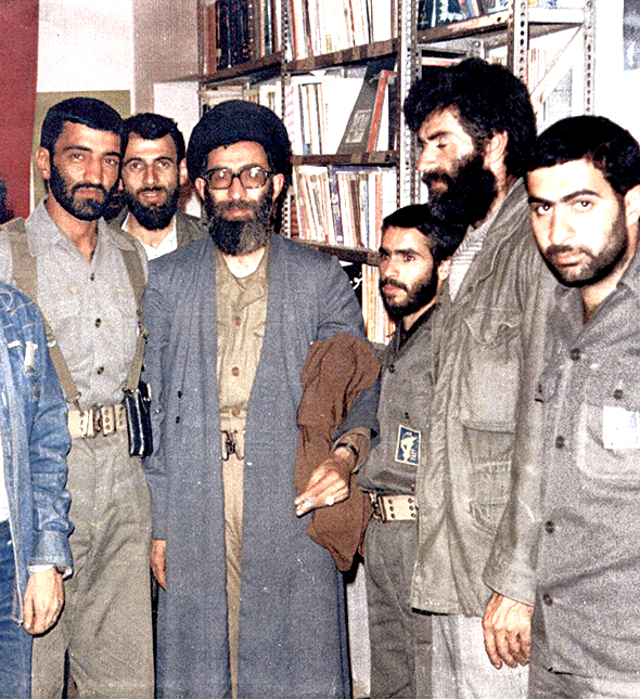 عکس حاج احمد متوسلیان در کنار امام خامنه ای