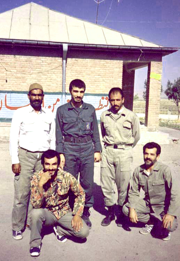 عکس شهید محمود کاوه در جمع دوستان