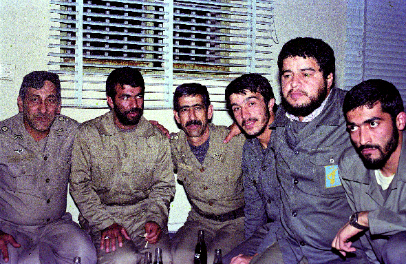 عکس چندنفری با شهید محمود کاوه