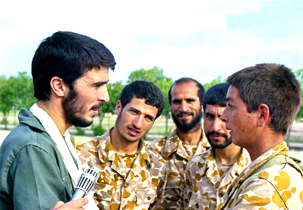عکس صحبت کردن شهید کاوه با رزمندگان