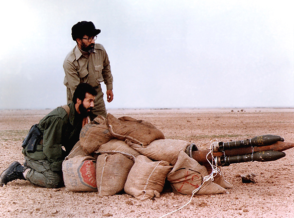 عکس شهید چمران در میدان جنگ
