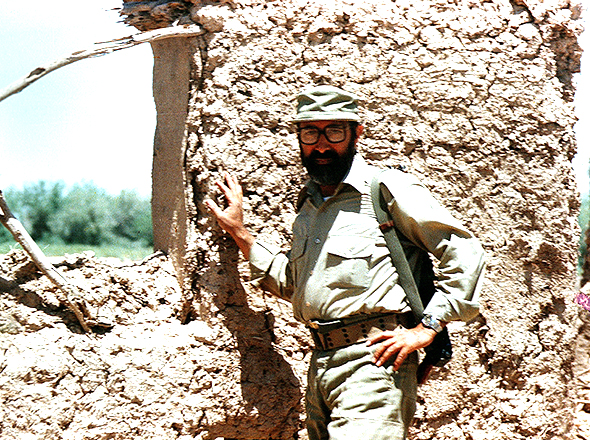 عکس شهید چمران ، اسلحه بر دوش
